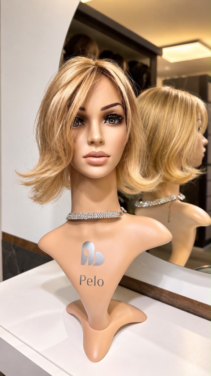 Peluca corta rubia de pelo natural sobre maniquí