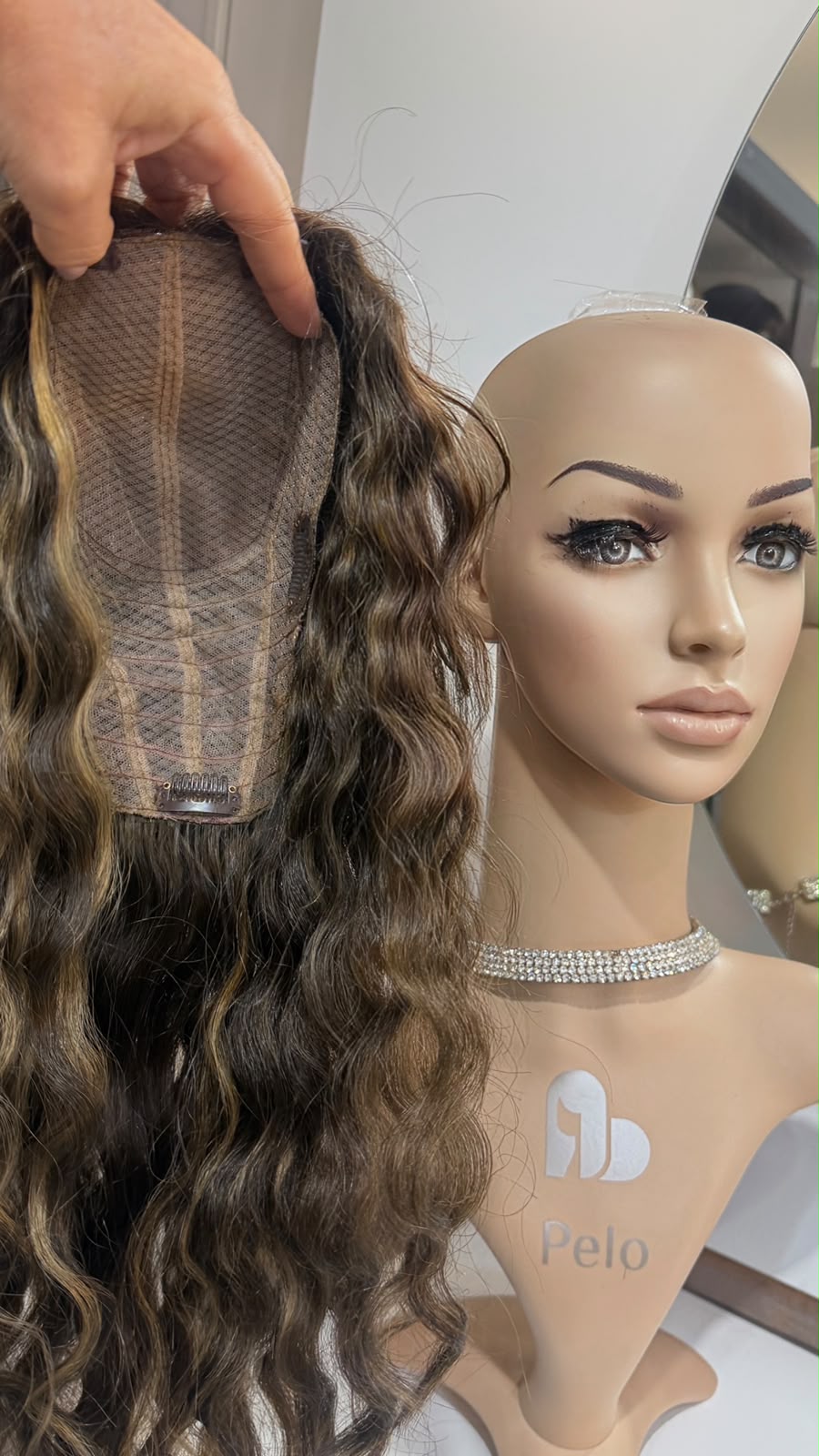 Pelo natural castaño con ondas